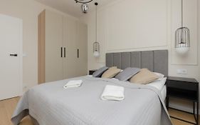 Wola Spacious Flat With Air Conditioning & Balcony By Noclegi Renters